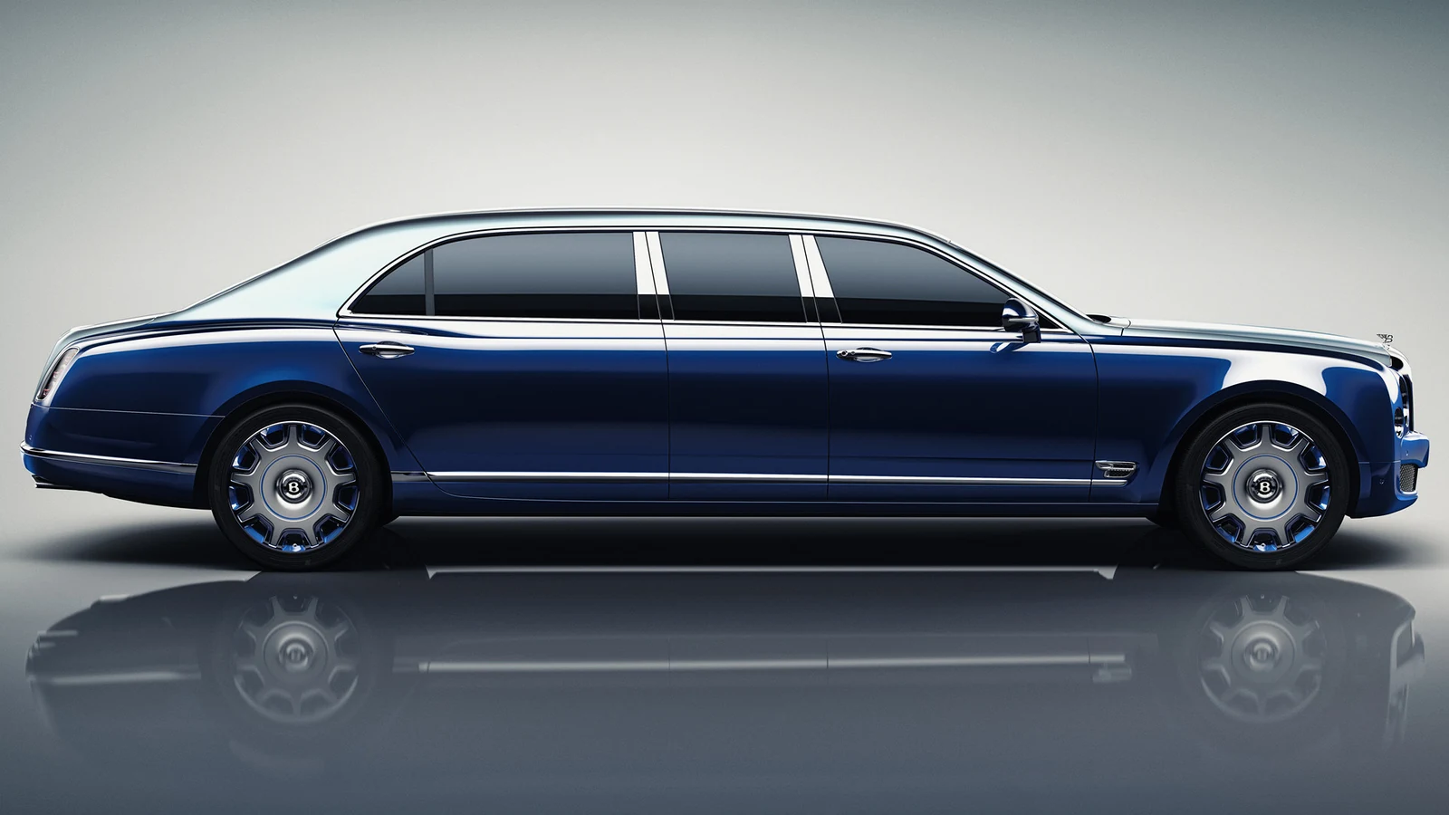 Limousine business Paris : roadshow, chauffeur privé et transport de dirigeants